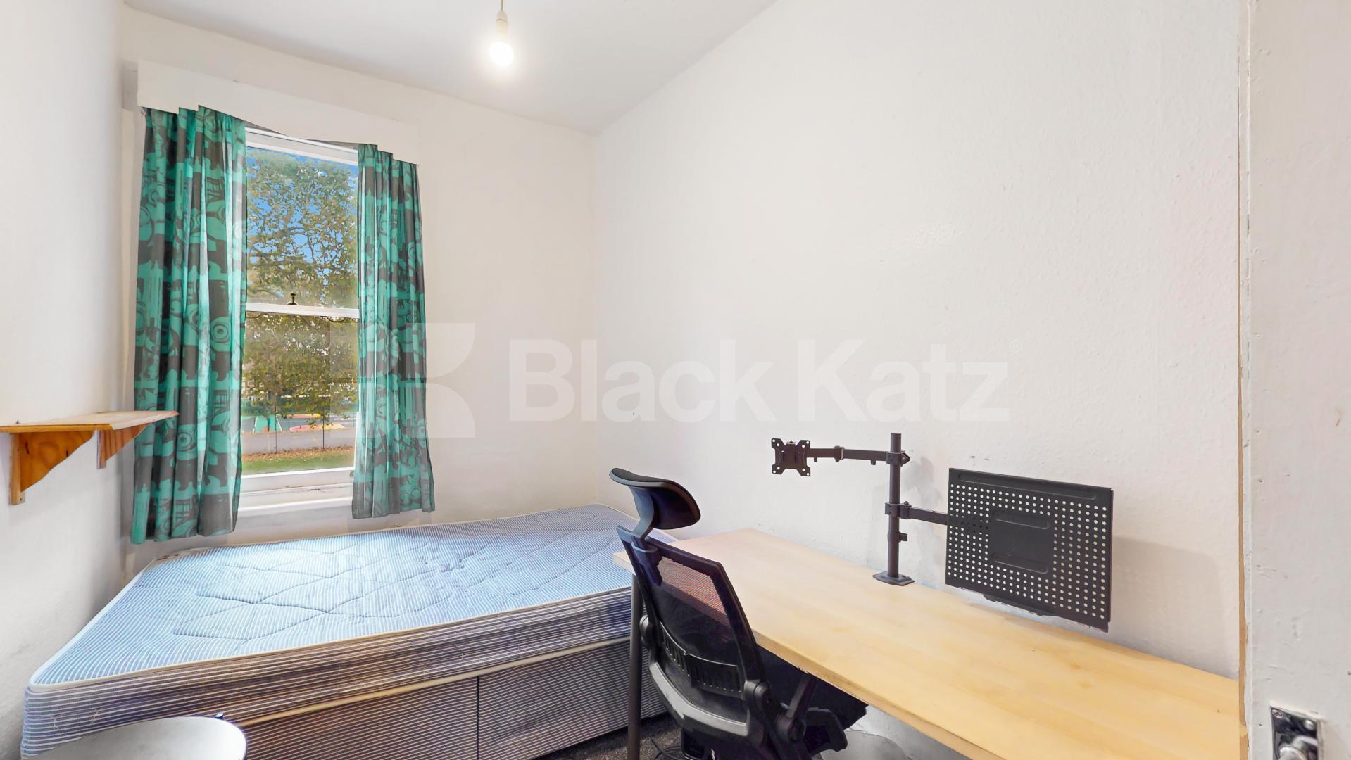 Located close to Turnpike lane Station is this large 3 bedroom property Willoughby Road, Turnpike Lane 